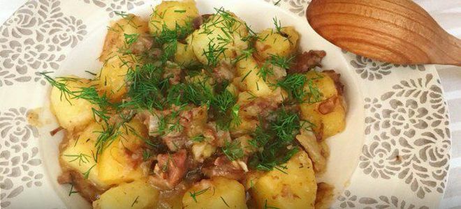 картошка с тушенкой на сковороде