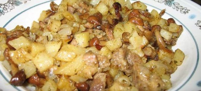 картошка с грибами и мясом на сковороде