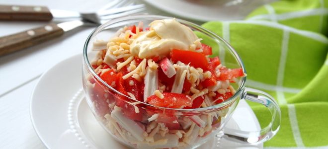 крабовый салат с помидорами