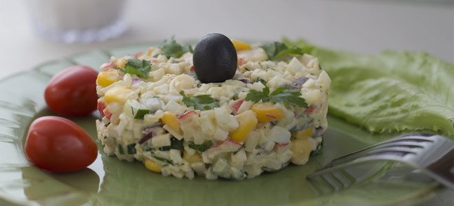крабовый салат с рисом и кукурузой