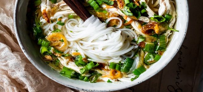 вьетнамский суп с лапшой и курицей
