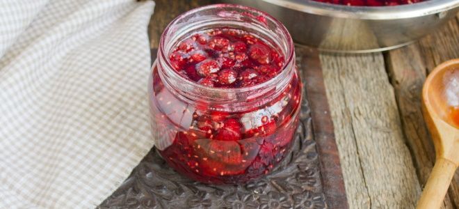 клубничное варенье с целыми ягодами в сиропе