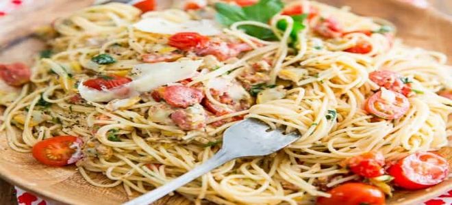 спагетти с курицей и помидорами