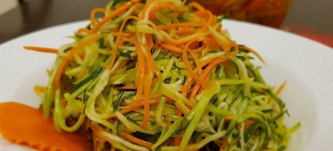 вкусный салат из свежих кабачков