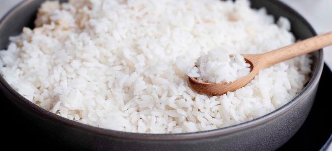 рассыпчатый рис на сковороде на сливочном масле