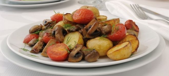 жареная картошка с грибами и помидорами