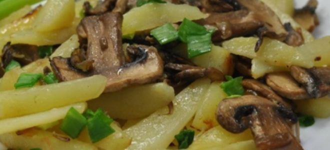 жареная картошка с замороженными грибами