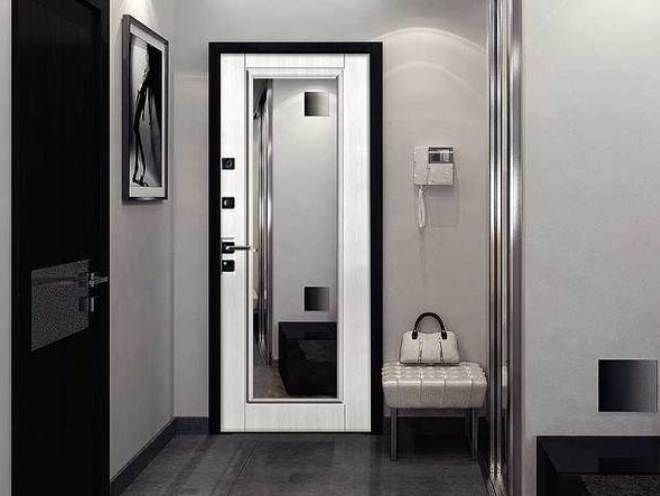 металлическая дверь в квартиру с большим зеркалом 