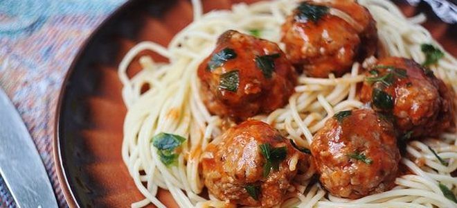 спагетти с фрикадельками в томатном соусе