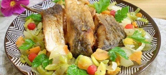 рыба жареная с овощами на сковороде