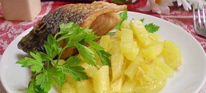жареная рыба с картошкой на сковороде
