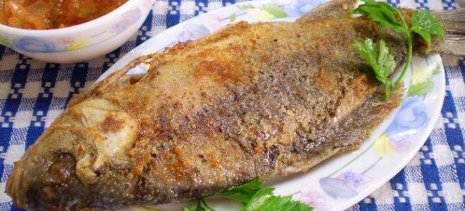 жареная рыба в манке на сковороде