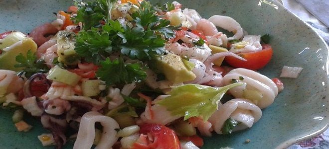 салат с креветками кальмарами и крабовыми