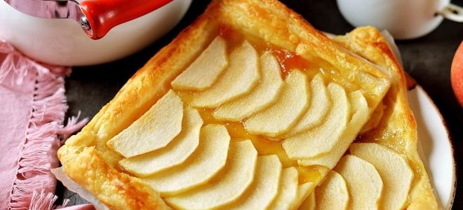 открытый пирог из слоеного теста с яблоками