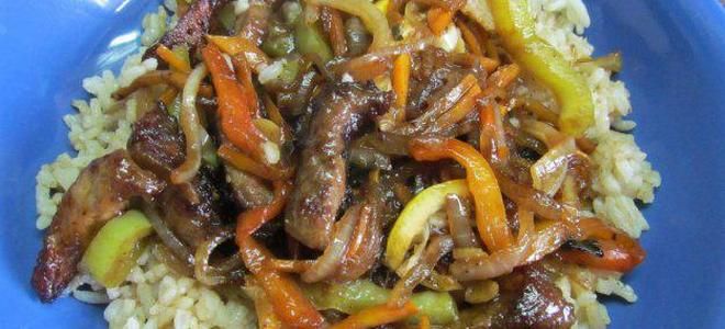 свинина с рисом и овощами на сковороде
