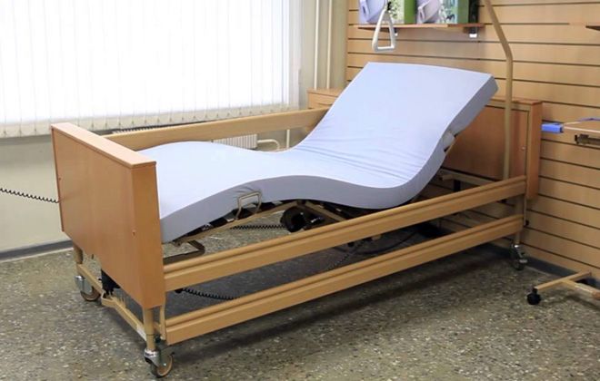 Кровать с подъемом изголовья для больных