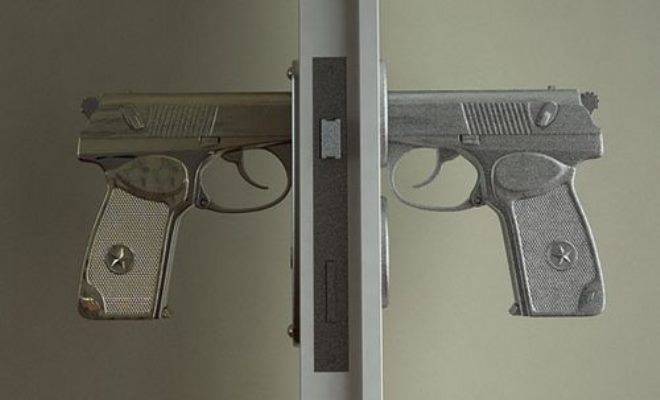 необычные дверные ручки пистолет