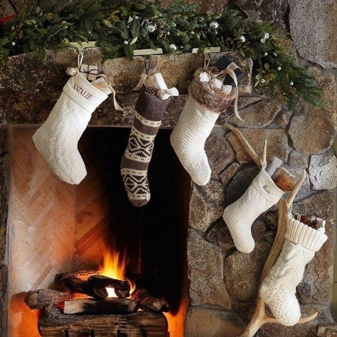 как повесить новогодние носки на камин рога