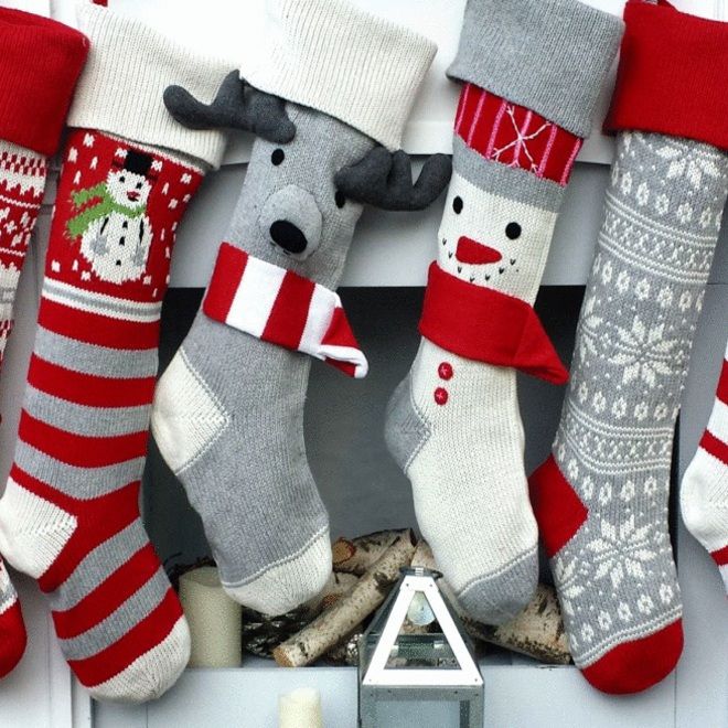 новогодние носки для подарков в интерьере серые