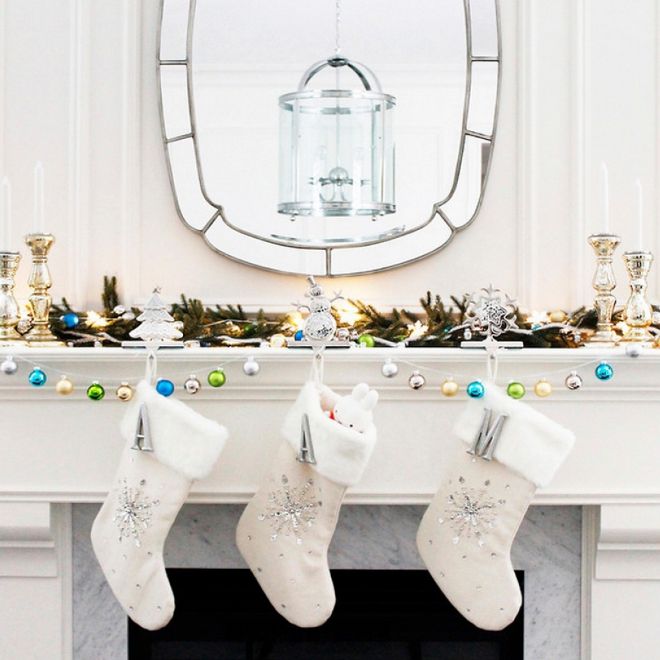 новогодние носки для подарков в интерьере белый