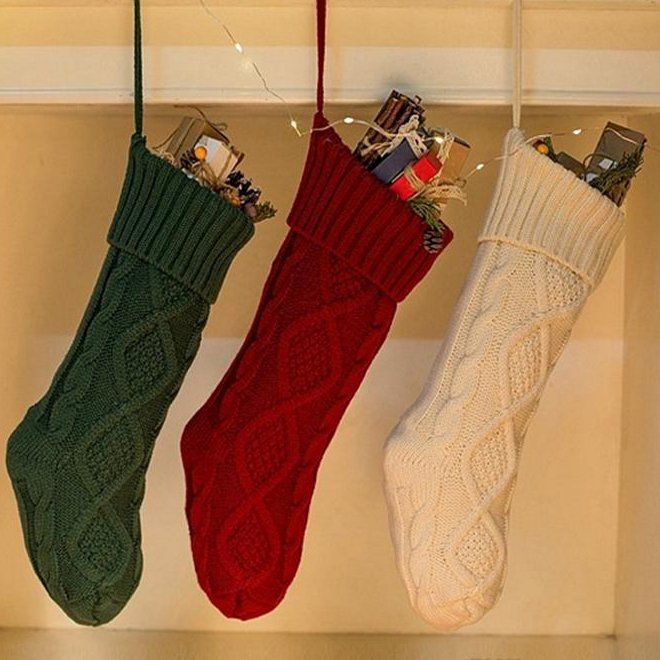 вязаные новогодние носки для подарков косы