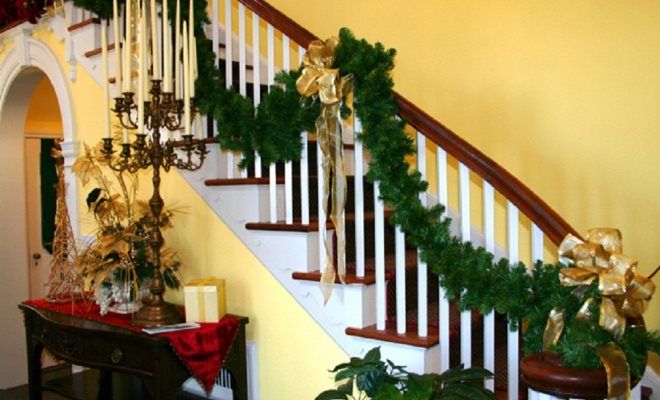 как украсить прихожую к Новому году лестница