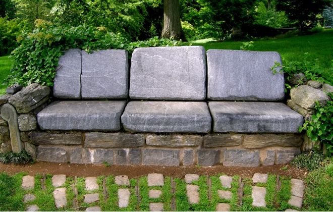 каменная скамейка