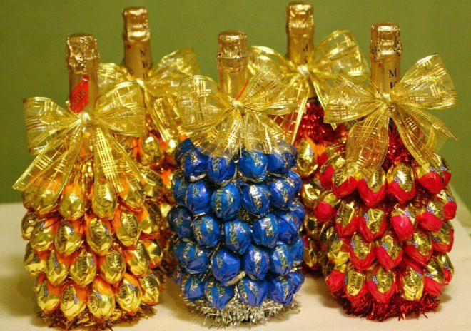 новогодние букеты из конфет конфетами можно декорировать