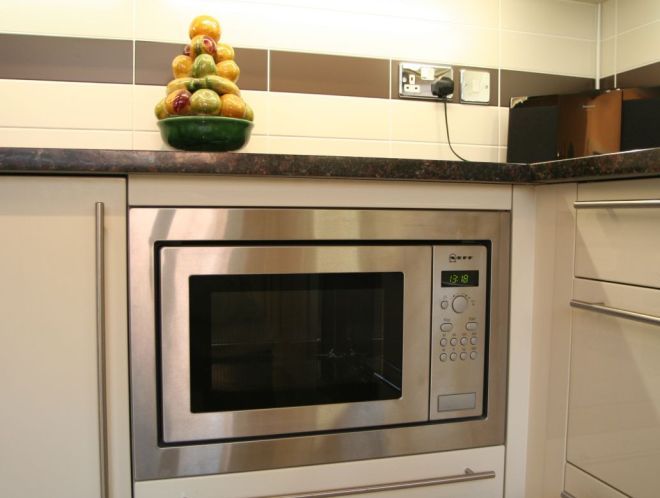 Микроволновая печь на кухне расположение