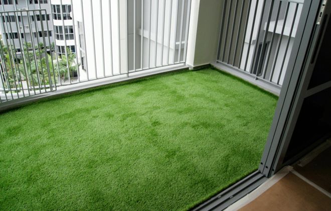 искусственный газон на балконе