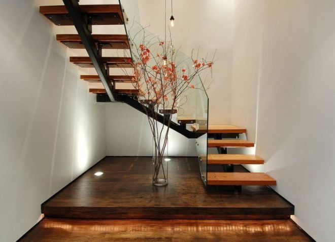 деревянна лестница на металлическом каркасе