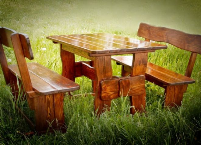 Садовый деревянный стол