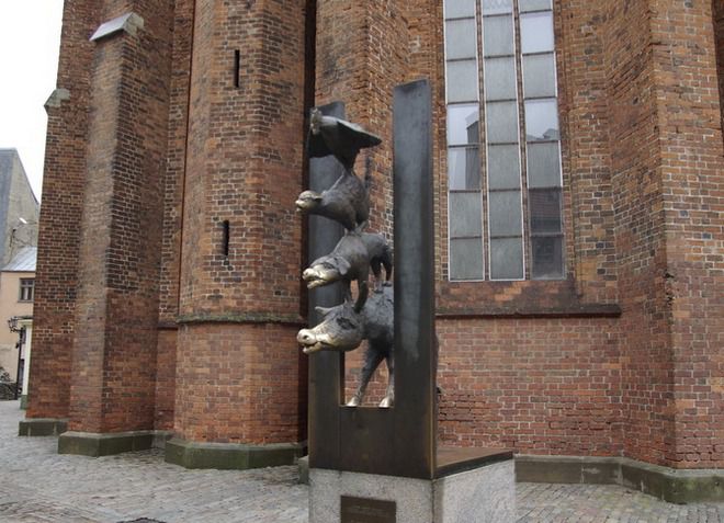 Памятник - символизирует окончание Холодной войны