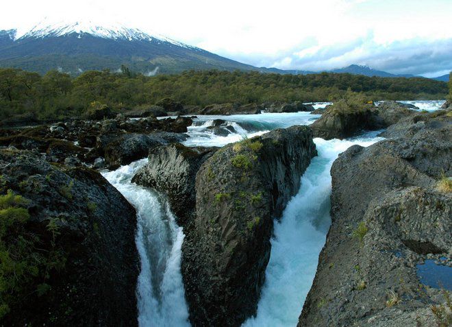 Водопад Петрогуэ, образованный из трещин в застывшей лаве
