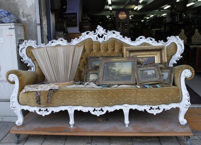 На рынке можно приобрести антикварную мебель и предметы старины