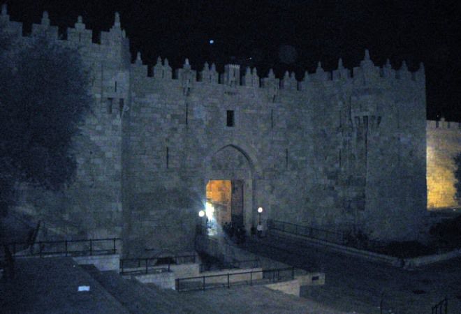 Дамасские ворота - ночью