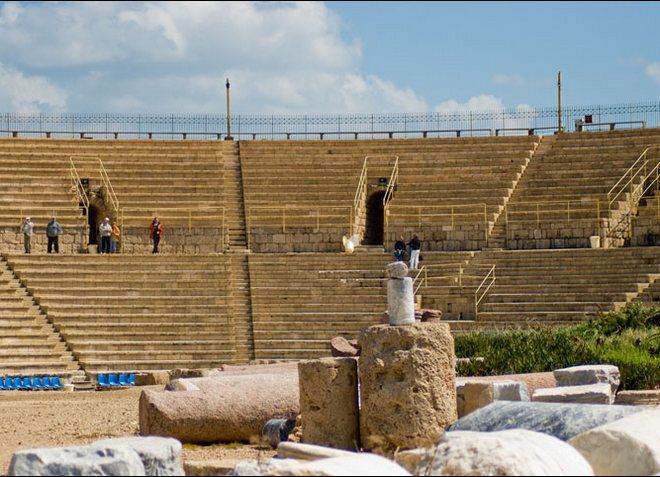 Остатки древнего амфитеатра в Кейсарии