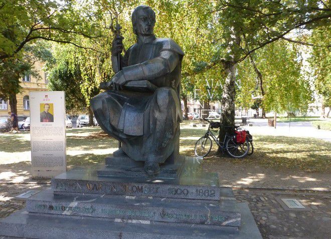 Памятник Антону Мартину Сломшеку, в честь него названа площадь