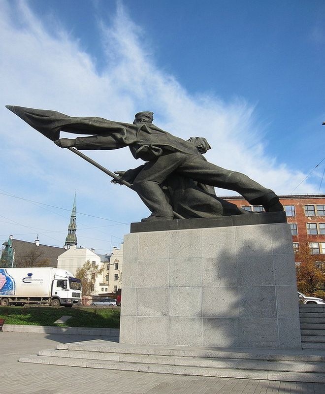 Памятник борцам революции на фоне городских строений
