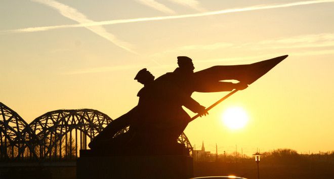 Памятник борцам революции в лучах заката