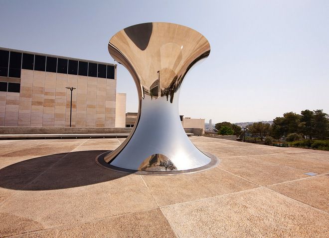 Памятник к 50-летию Музея Израиля