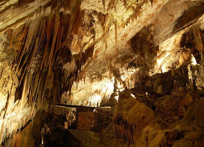 Пещера интересна образованием сталактитов