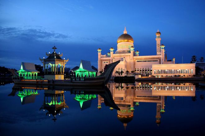 Мечеть Омар Али Саифуддин с подсветкой