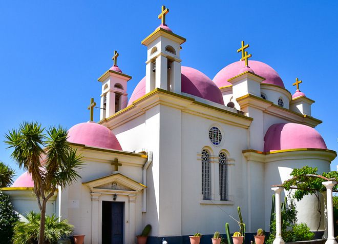 Церковь 12 апостолов с розовыми куполами