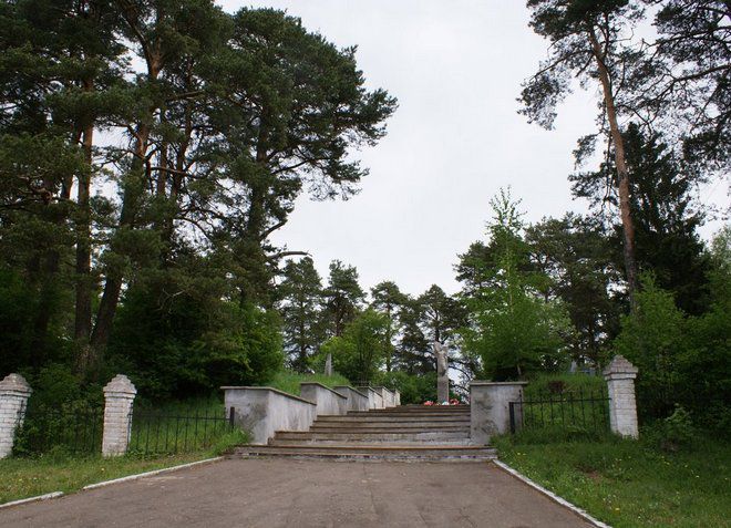 Село Кекава известно не только базой, но и братским кладбищем