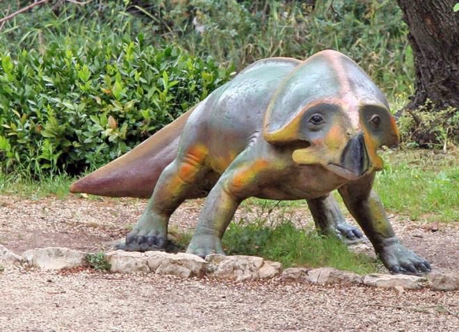 Скульптура динозавра во дворе музея