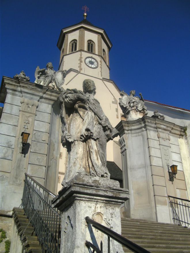 Статуи на входе в церковь