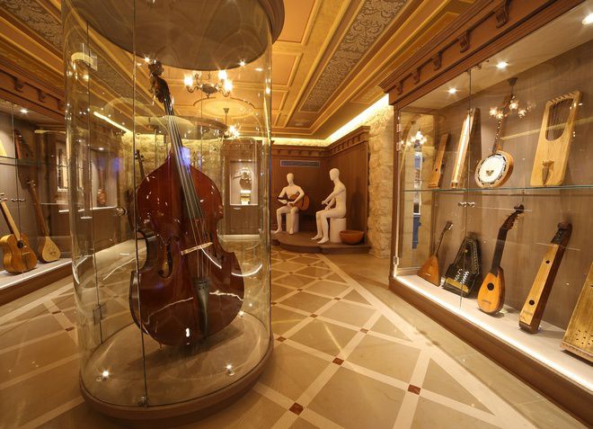 В музее представлено множество различных музыкальных инструментов