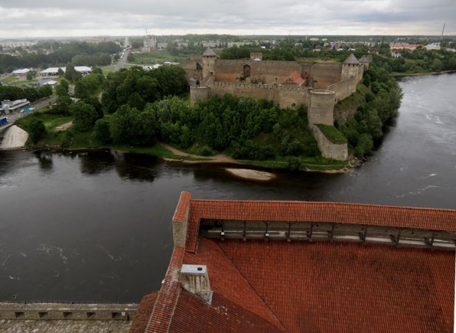 Вид на Ивангородскую крепость