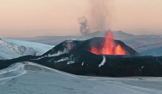 Выброс лавы из трещины вулкана